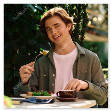 Große Terrasse mit Esstisch unter Olivenbäumen