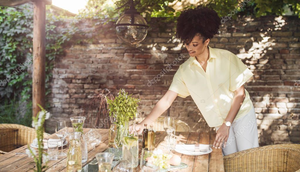 Gastgeberin Giulia auf der Terrasse im Olivenhain