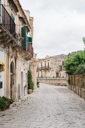 Mietwagen auf sizilianischer Landstraße im Olivenhain